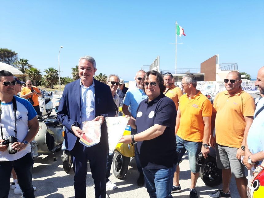 Il saluto dell’amministrazione Grillo al “Vespa raid della perla nera”