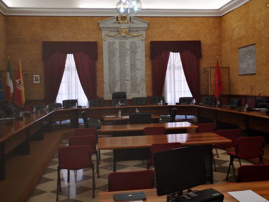 Consiglio comunale Marsala, approvati il piano economico finanziario e le nuove tariffe TARI ridotte per famiglia e attività commerciali