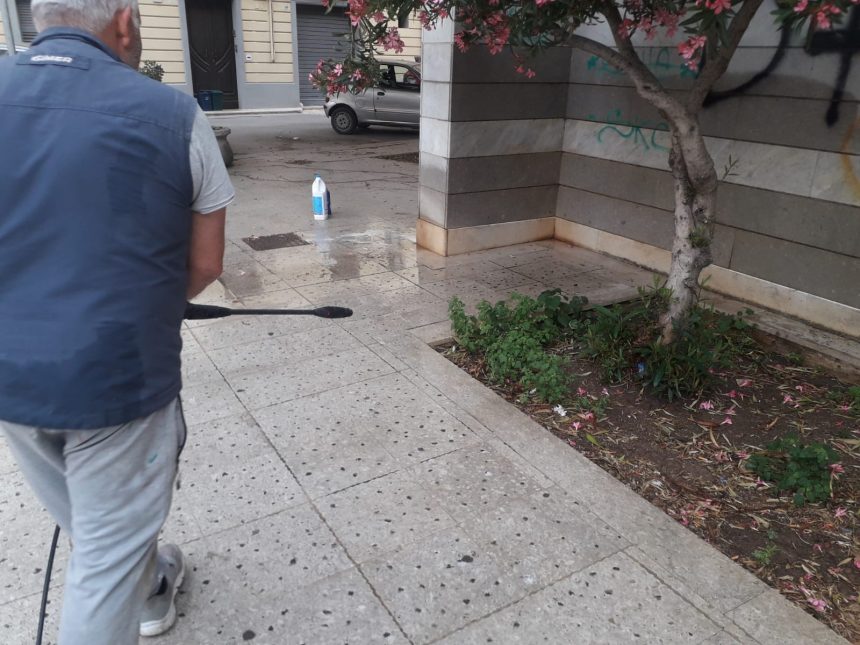 L’Unione Maestranze ripulisce l’area antistante la sede di piazza Scarlatti