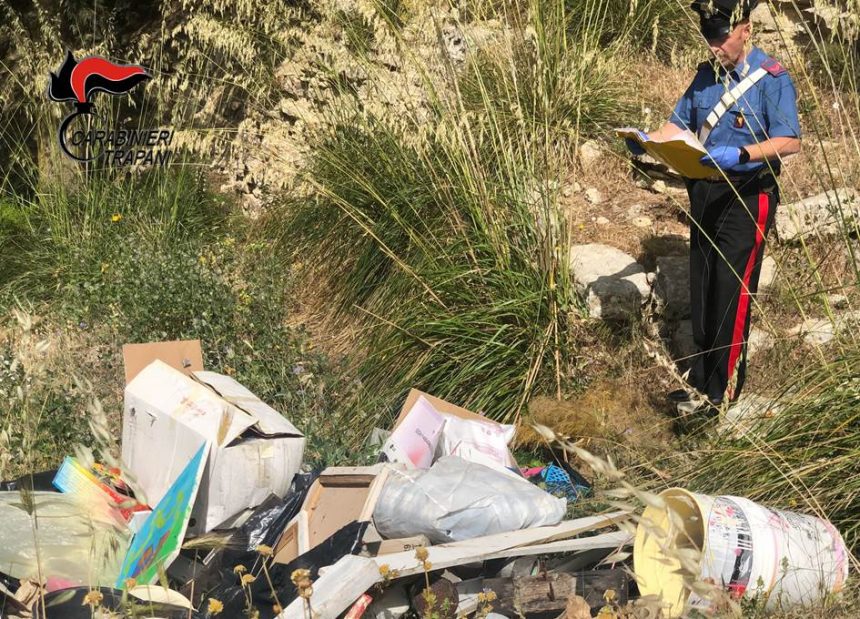 Erice, rifiuti nel bosco i carabinieri denunciano 2 persone