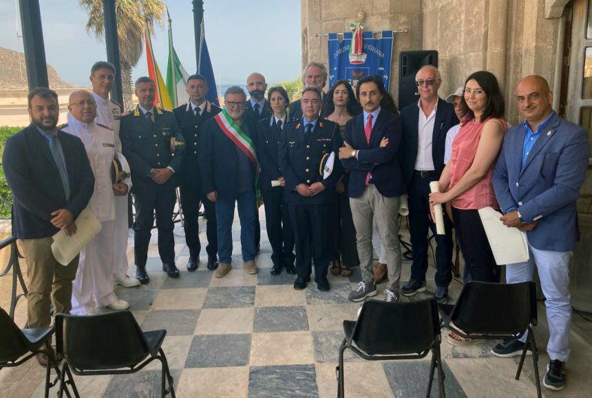 Favignana, consegnati dal sindaco Forgione dei ringraziamenti a Forze dell’ordine e personale sanitario impegnati nell’arcipelago