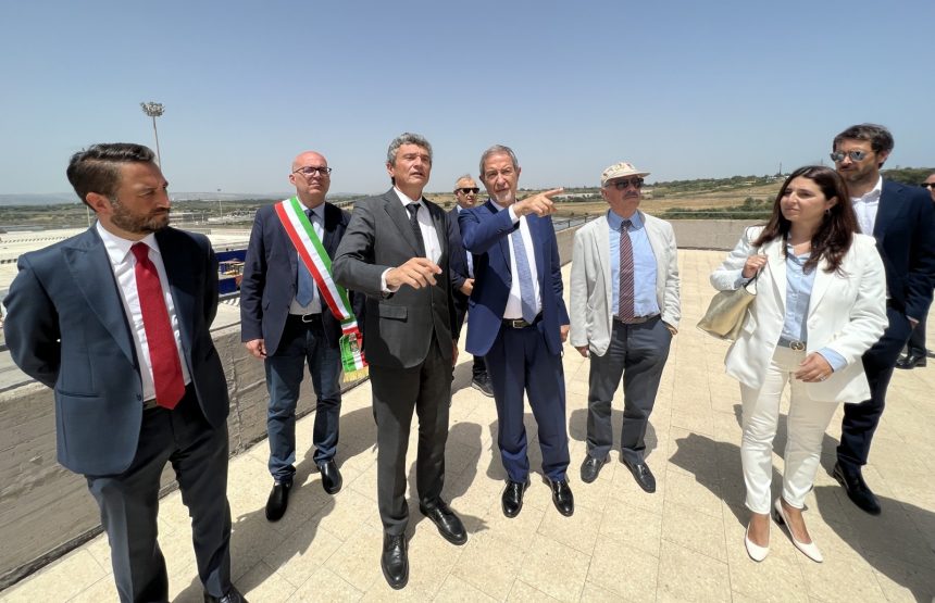 Porti, Musumeci: «Potenziamento degli scali di Augusta e Catania rende centrale la Sicilia» Porti, Musumeci: «Potenziamento degli scali di Augusta e Catania rende centrale la Sicilia»