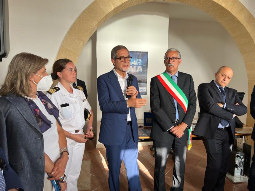 Marsala, Musumeci inaugura l’Ufficio per Mozia. “Era un impegno che avevo assunto nel 2020 in occasione di una delle mie visite. Lo storico molo non disponeva di uno spazio accoglienza, niente gabinetti e niente infopoint”