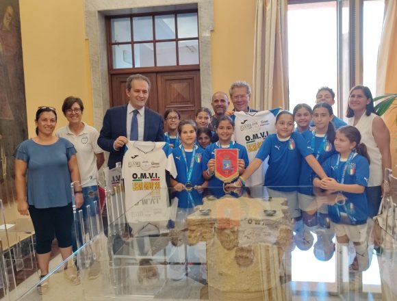 I complimenti del sindaco Grillo e dell’assessore Tumbarello per le ragazzine dell’Asd femminile Marsala che a Coverciano hanno preso parte al raduno organizzato dalla FIGC I complimenti del sindaco Grillo e dell’assessore Tumbarello per le ragazzine dell’Asd femminile Marsala che a Coverciano hanno preso parte al raduno organizzato dalla FIGC