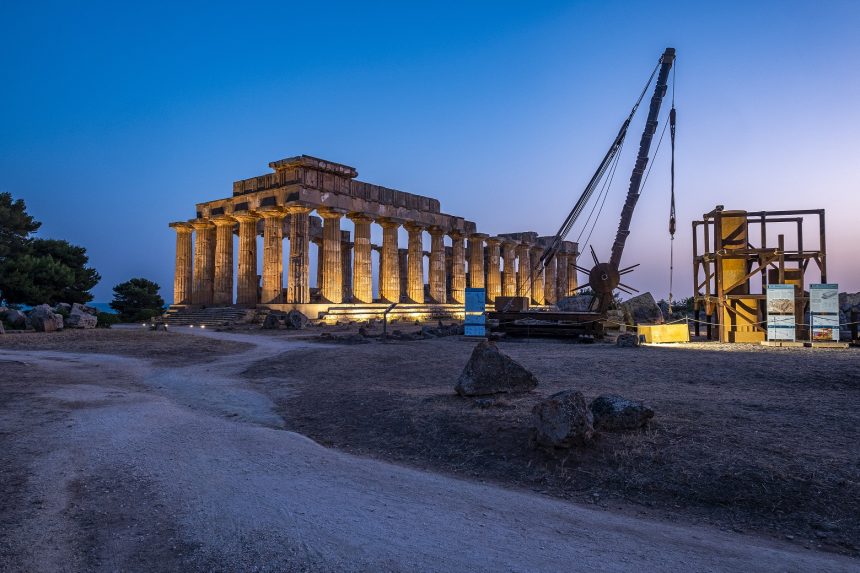 Il Parco archeologico di Selinunte ogni venerdì, sabato e domenica ingresso dalle ore 19,30 a mezzanotte. Dalle visite al chiar di luna ai concerti sperimentali di Curva Minore, alle macchine per costruire i templi della mostra Ars Aedificandi