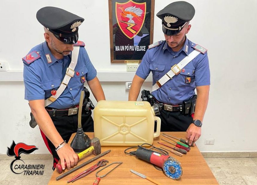 Bidone, imbuto e arnesi vari: denunciati due trapanesi