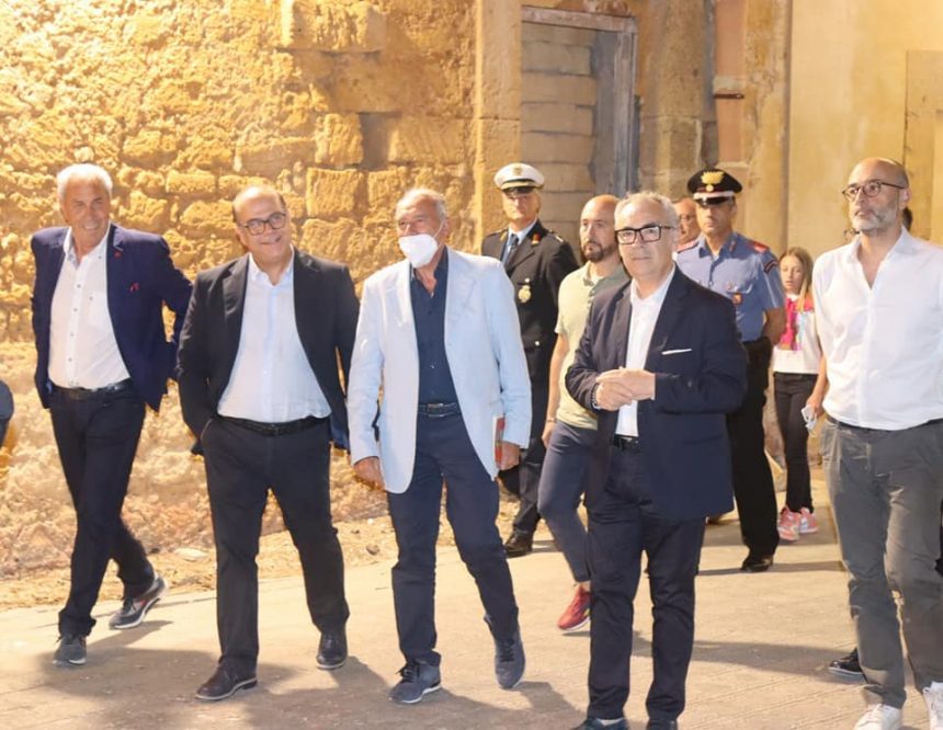 Il senatore Pietro Grasso ha presentato a Partanna il suo libro: “Il mio amico Giovanni” scritto con Alessio Pasquini Il senatore Pietro Grasso ha presentato a Partanna il suo libro: “Il mio amico Giovanni” scritto con Alessio Pasquini