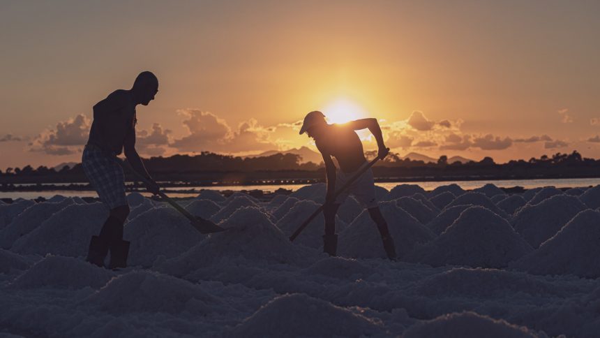 “Il sale incontra la luna”: la raccolta del sale in notturna nelle Saline “Ettore Infersa” dello Stagnone di Marsala