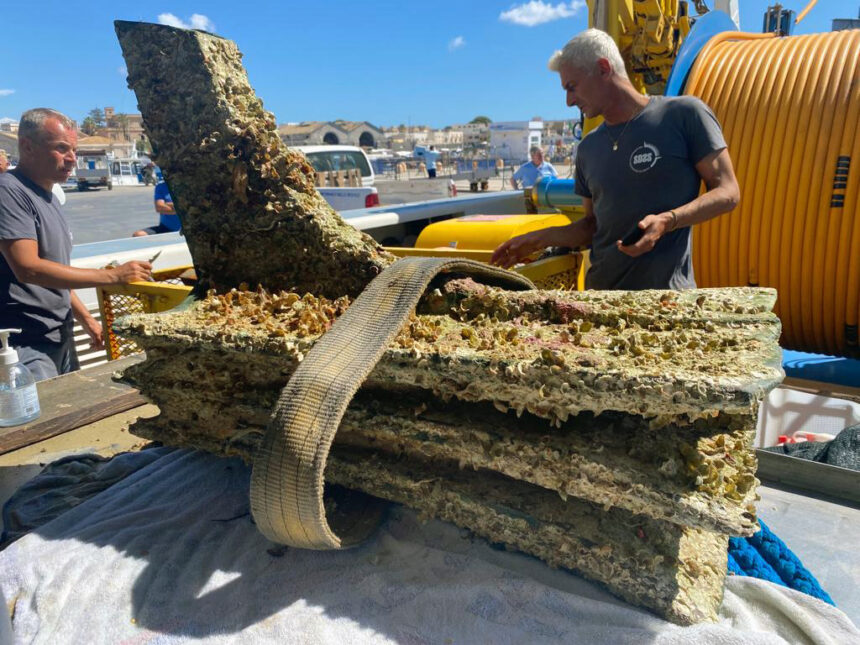 Favignana, recuperato un nuovo rostro romano della battaglia delle Egadi. Il sindaco Forgione: «Un altro rostro che arricchisce l’esposizione museale dell’ex Stabilimento Florio».