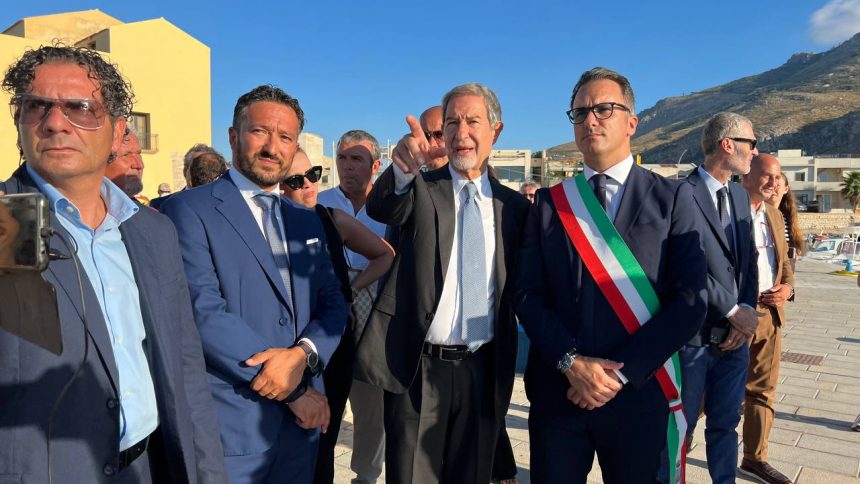 Musumeci a Valderice visita il porto di Bonagia: “Qui si potrà vivere di solo turismo”