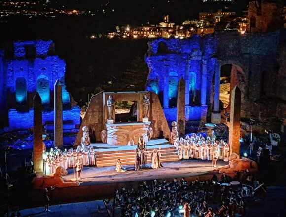 Spettacolare la prima Aida del Sicilia Classica Festival. L’amore disperato raccontato da Verdi emoziona al Teatro Antico di Taormina
