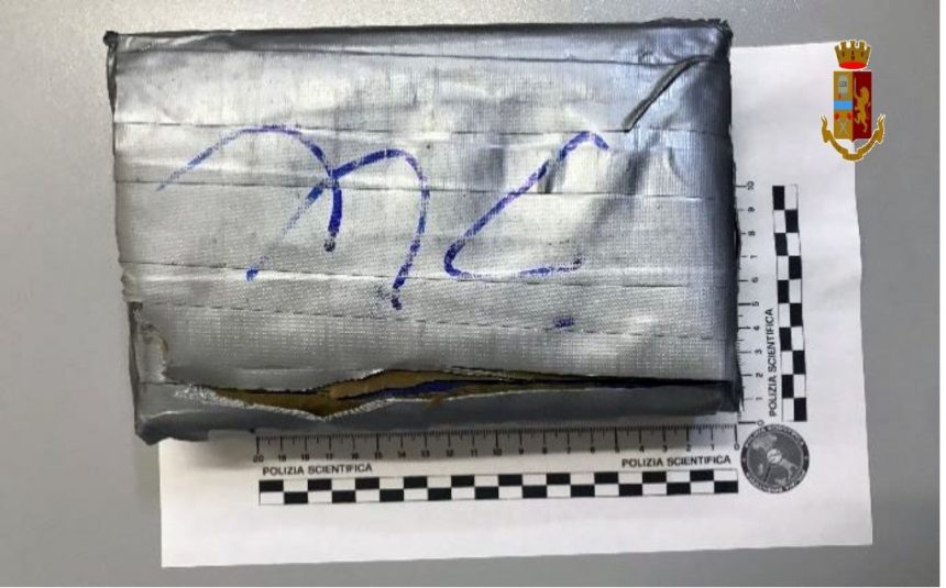 Trasporta oltre un chilogrammo di cocaina. Arrestato dalla Polizia
