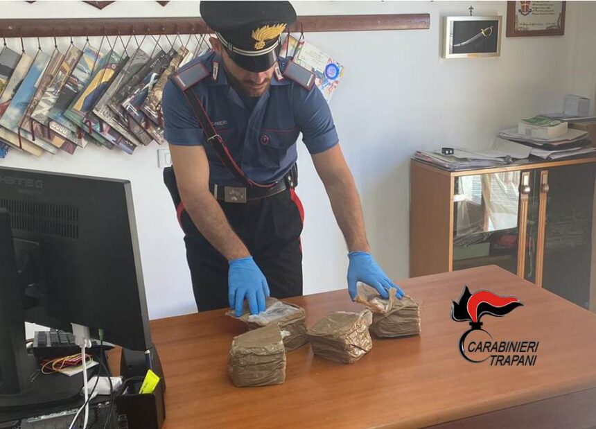 Castellammare del Golfo, ancora panetti di hashish spiaggiati. Intervengono i carabinieri