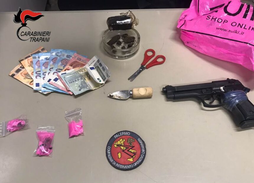 Trapani, fermato con la droga su ciclomotore senza targa. Arrestato per spaccio dai carabinieri
