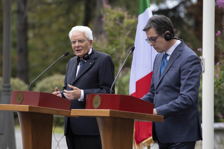 Mattarella in Macedonia del Nord :”L’Italia ha proposto già da quattro mesi all’Unione europea il tetto al prezzo del gas. E’ urgentissimo procedere”