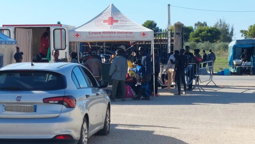 Politiche sociali, alla Croce Rossa i servizi per lavoratori stranieri nel campo di Fontane d’oro a Campobello di Mazara. Gli interventi sono indirizzati sia ai migranti sia  a tutti lavoratori che vivono negli insediamenti informali presenti nella provincia di Trapani, in particolare nei Comuni di Castelvetrano, Alcamo e Marsala