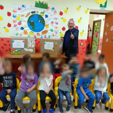 Donati generi alimentari ai bambini bisognosi