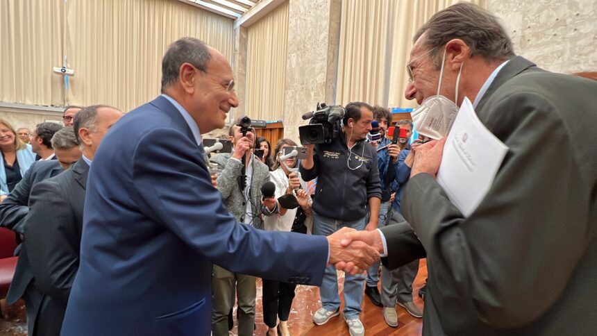 Schifani: “Sono consapevole delle mie responsabilità. La legge non mi consente di avvalermi di una giunta nella pienezza dei poteri. Sopperirò io con i limiti di spazio e tempo fisico. Felicissimo per l’elezione di La Russa” Schifani: “Sono consapevole delle mie responsabilità. La legge non mi consente di avvalermi di una giunta nella pienezza dei poteri. Sopperirò io con i limiti di spazio e tempo fisico. Felicissimo per l’elezione di La Russa”