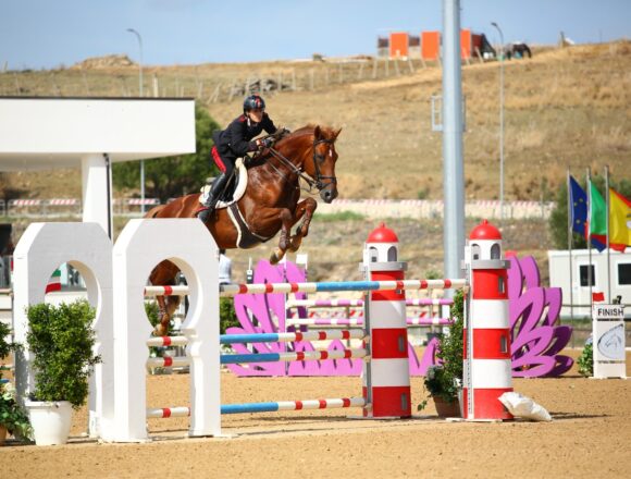 Ad Ambelia il Gran Premio Coppa degli Assisi. L’equitazione è passione, di oggi e di ieri. E l’Arma dei carabinieri si prende tutto il podio nella  competizione più importante del giorno