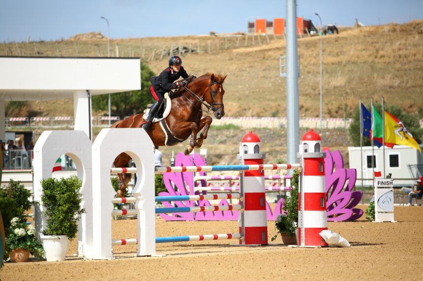 Ad Ambelia il Gran Premio Coppa degli Assisi. L’equitazione è passione, di oggi e di ieri. E l’Arma dei carabinieri si prende tutto il podio nella  competizione più importante del giorno