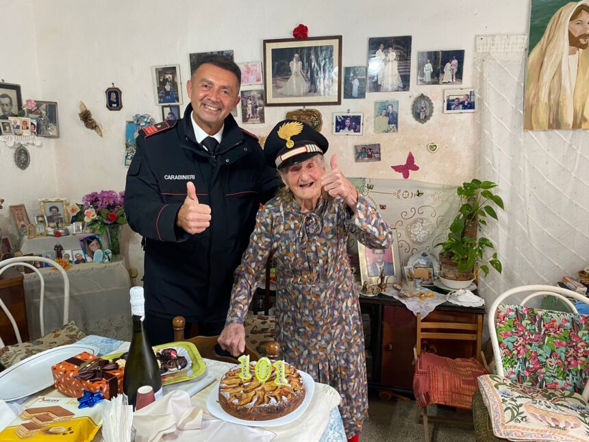 Favignana, compie 101 anni, i parenti non possono raggiungere l’isola per il maltempo e festeggia con i carabinieri che le preparano anche la torta