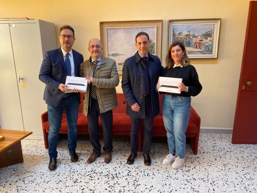 Il Rotary Club Marsala consegna  due tablet a due studentesse della Scuola Media “Mario Nuccio”