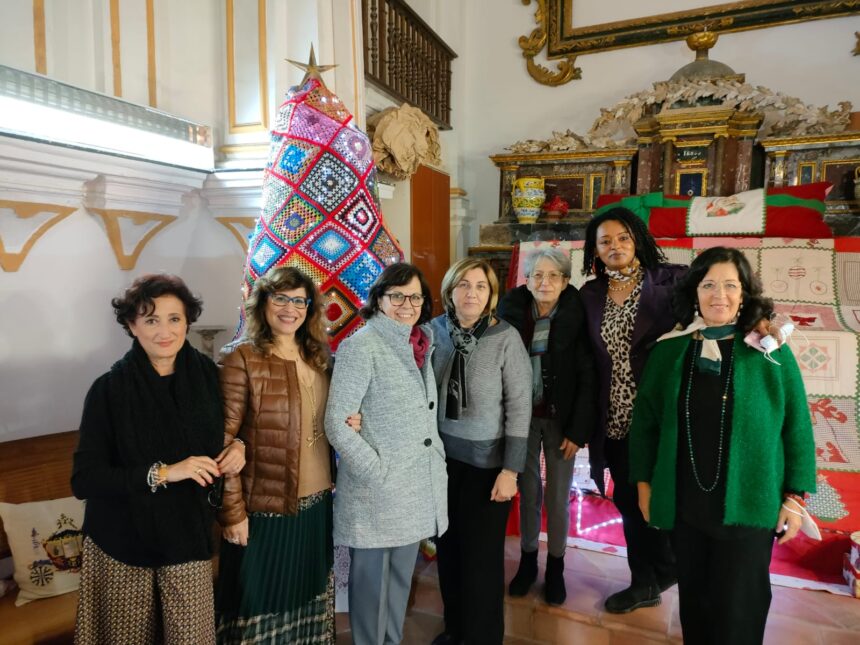 Anche quest’anno le Associazioni Creatività e Solidarietà, Arte e Tradizioni vi aspettano in Via XI Maggio dal 7 dicembre al 7 gennaio con gli splendidi oggetti realizzati a mano: dai ricami ai gioielli, alle sciarpe, ai guanti, alle borse, ai portamonete, alle decorazioni natalizie