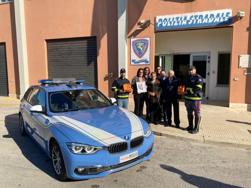 La Polizia stradale riceve in dono due defibrillatori La Polizia stradale riceve in dono due defibrillatori