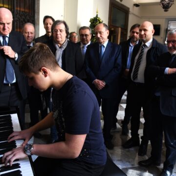 Solidarietà, Schifani consegna pianoforte a un giovane ucraino: «Donato un sorriso a famiglia che soffre»
