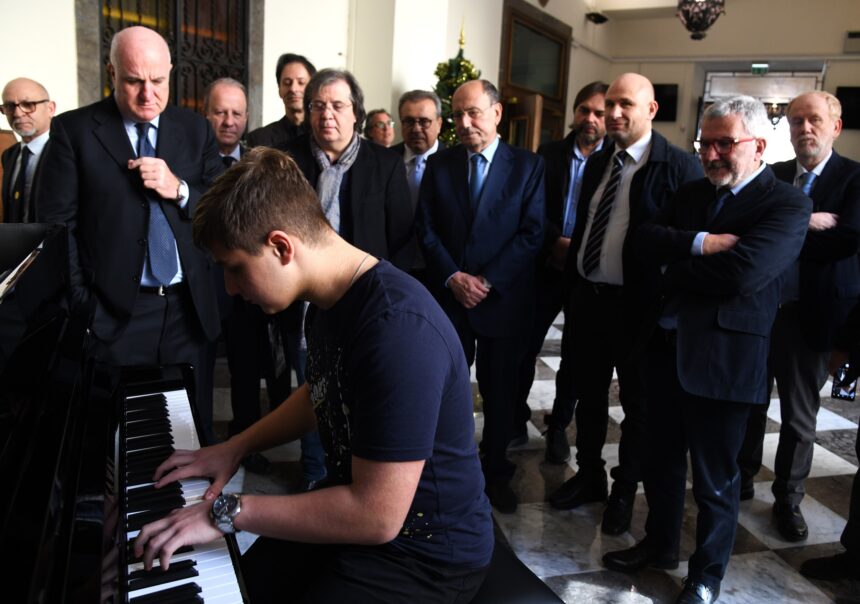 Solidarietà, Schifani consegna pianoforte a un giovane ucraino: «Donato un sorriso a famiglia che soffre»