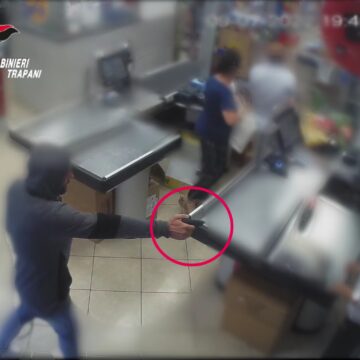 Trapani, rapina un supermercato armato di pistola. Arrestato 29enne dai Carabinieri