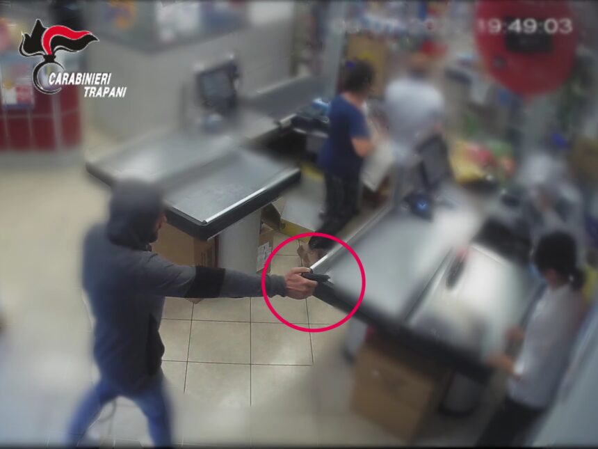 Trapani, rapina un supermercato armato di pistola. Arrestato 29enne dai Carabinieri