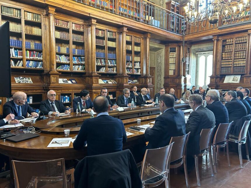 Il ministro Musumeci:”Da una vera e propria giungla di norme e regolamenti bisogna passare a poche leggi chiare e di facile interpretazione”.Si è insediato a Palazzo Chigi il gruppo di lavoro interministeriale per la semplificazione legislativa  in materia di prevenzione e ricostruzione in caso di calamità