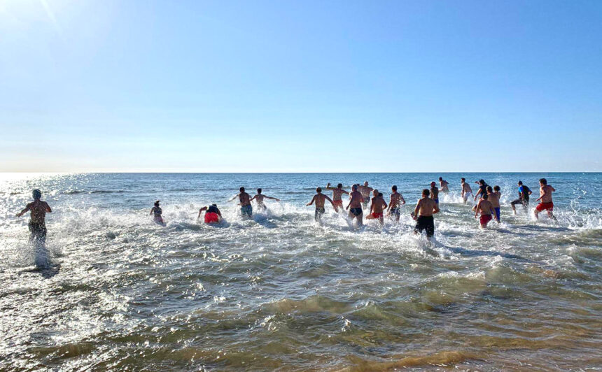 BAGNO A MARE DI CAPODANNO: A TRE FONTANE IN 45 PARTECIPANO AL TUFFO AUGURALE