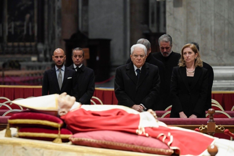 Il Presidente Mattarella alla camera ardente di Benedetto XVI