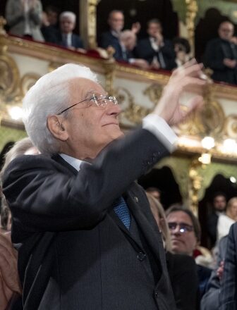 Per la prima volta un Presidente all’ Ariston. Il Festival di Sanremo parte questa sera in grande stile con la presenza del  Presidente Mattarella. Sarà occasione per celebrare il 75° anniversario della nostra Costituzione.