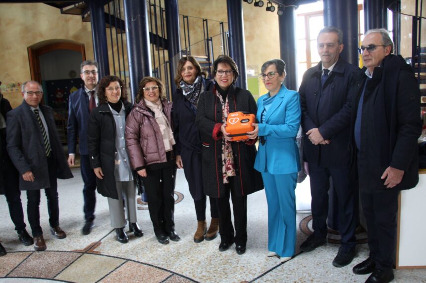 DONATO UN DEFIBRILLATORE AL GIARDINO D’INFANZIA “BACCELLI”. IL PLAUSO DI AMMINISTRAZIONE E MARSALA SCHOLA ALLA “SIMONA GENCO ONLUS”