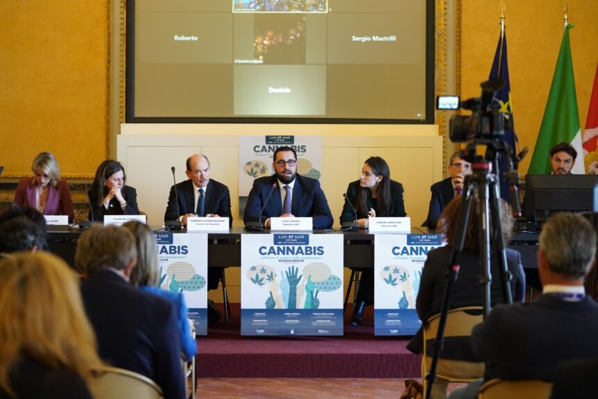 Cannabis. M5S: “Con la liberalizzazione solo vantaggi per la collettività e un duro colpo alla mafia”. L’ex Procuratore Antimafia Cafiero De Raho: “Si alleggerirebbero i compiti di forze dell’ordine e magistratura”