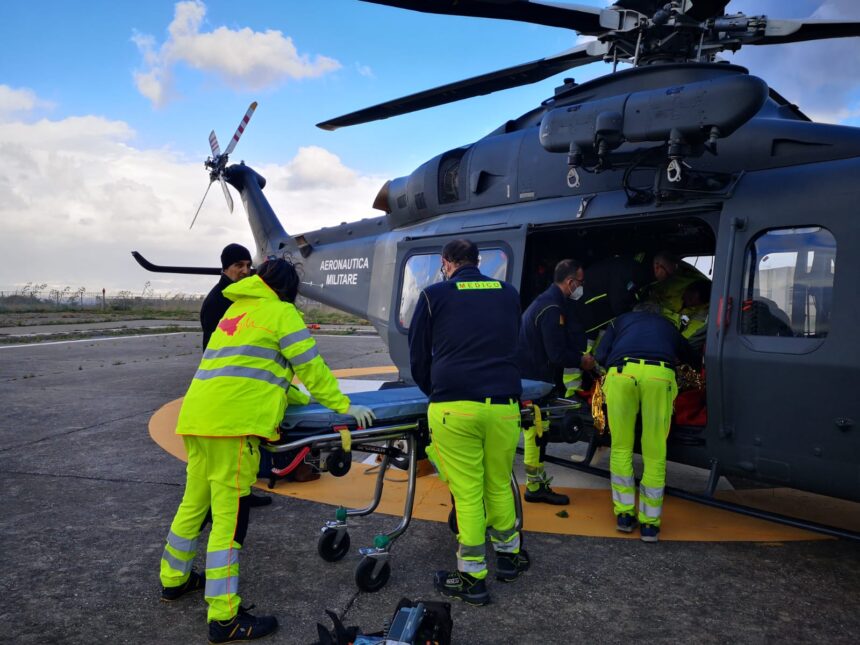 AERONAUTICA MILITARE: UN ELICOTTERO HH139B HA TRASPORTATO UNA DONNA IN PERICOLO DI VITA