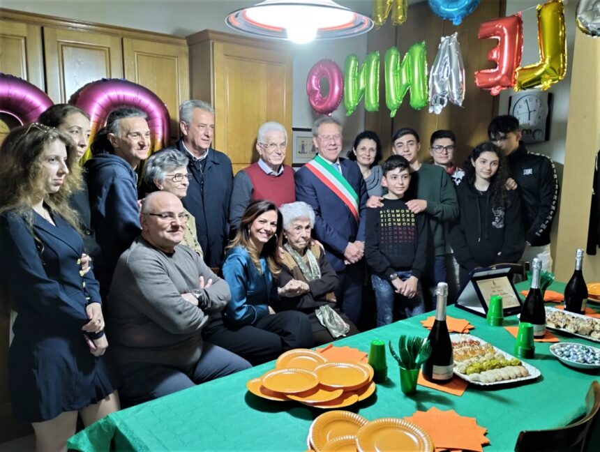 NONNA VINCENZA GIATTINO HA COMPIUTO 100 ANNI. GLI AUGURI DELL’AMMINISTRAZIONE COMUNALE E CONSEGNA DELLA TARGA “CITTA’ DI MARSALA”