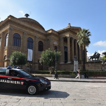 Rubano un motociclo e rapinano un distributore di carburante: arrestati due palermitani