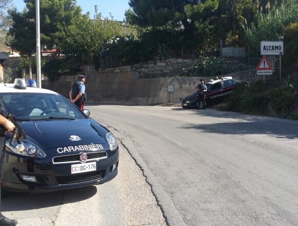 ALCAMO, SORPRESO A RUBARE IN CASA DAI PROPRIETARI, LI SPINTONA PER DARSI ALLA FUGA CON LA REFURTIVA. ARRESTATO DAI CARABINIERI ALCAMO, SORPRESO A RUBARE IN CASA DAI PROPRIETARI, LI SPINTONA PER DARSI ALLA FUGA CON LA REFURTIVA. ARRESTATO DAI CARABINIERI