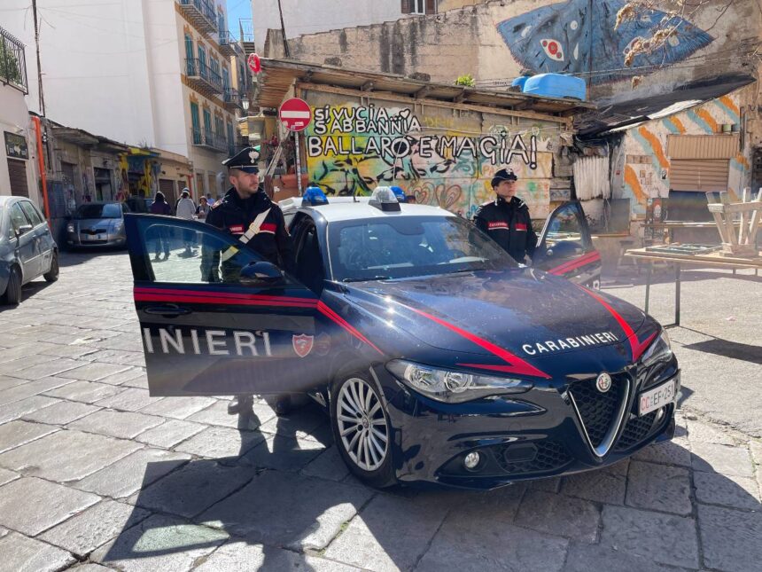 Ballarò, i carabinieri arrestano un uomo per spaccio di droga. Sequestrati panetti di hashish con la foto di Scarface