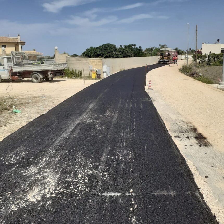 Manutenzione strade a Marsala. Si asfaltano tratti pericolosi.