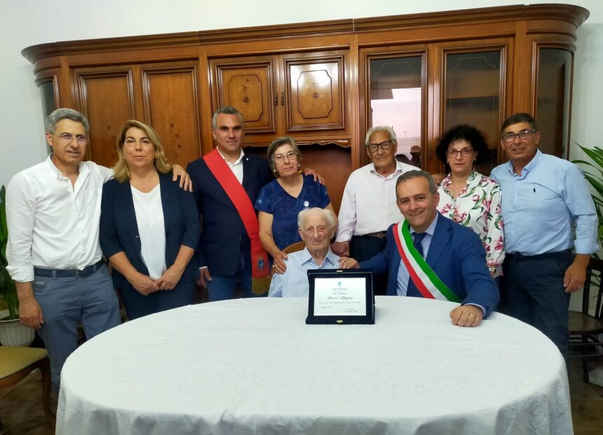 Arzillo, perfettamente lucido, socialista da sempre, è Rocco Alagna, nuovo nonnino centenario di Marsala