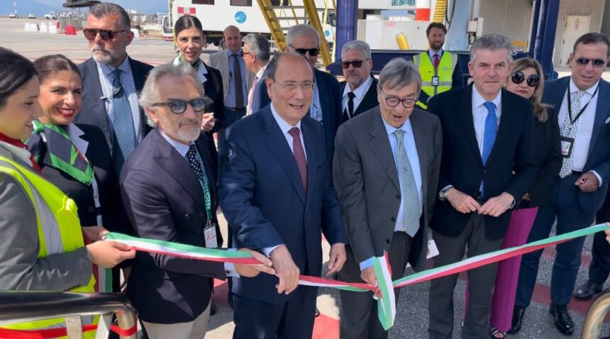 Palermo-Roma, Schifani a bordo del volo inaugurale Aeroitalia: «Un altro punto a favore nella lotta al caro voli» 
