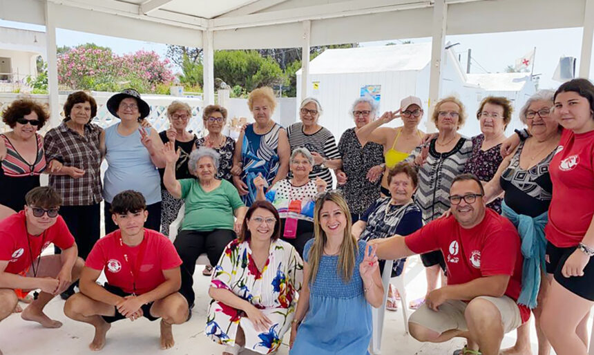 MARE, TINTARELLA E…PASSEGGIATE, LE NONNE DEL “VIVI LA VITA” OSPITI AL LIDO “OASI”