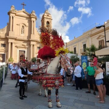 A Terrasini sfilano i carretti siciliani. Stornello Siciliano ha chiuso la manifestazione dedicata al simbolo del folklore dell’Isola