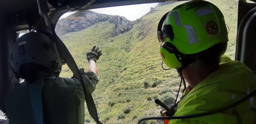 Sicilia: elicottero Aeronautica Militare soccorre un uomo colto da malore durante una escursione in montagna in località Altavilla Milicia