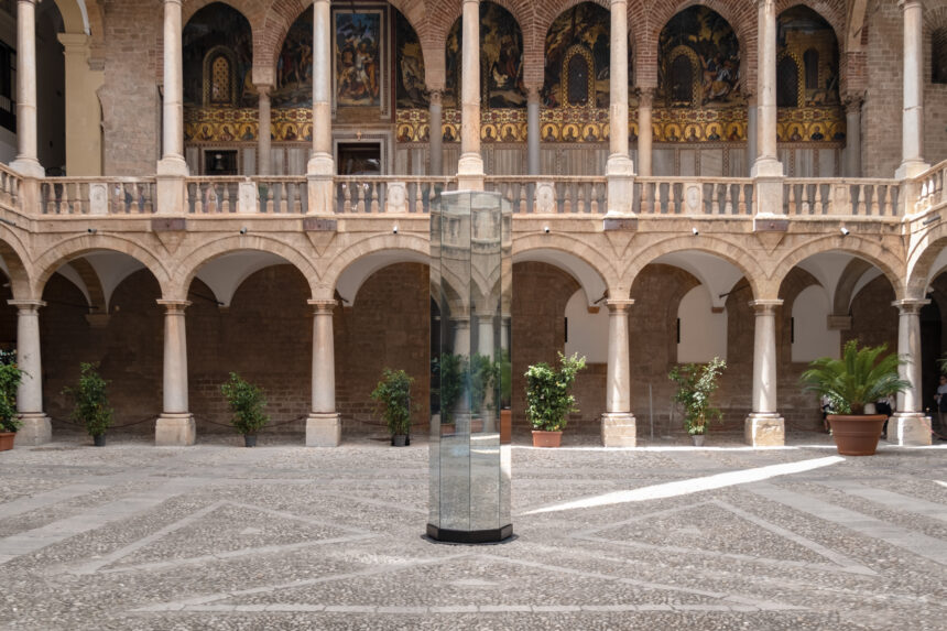  A PALAZZO REALE L’INSTALLAZIONE SITE-SPECIFIC “150-93 VIII” CHE SI TRASFORMA AL CREPUSCOLO. LE IMMAGINI IN ANTEPRIMA